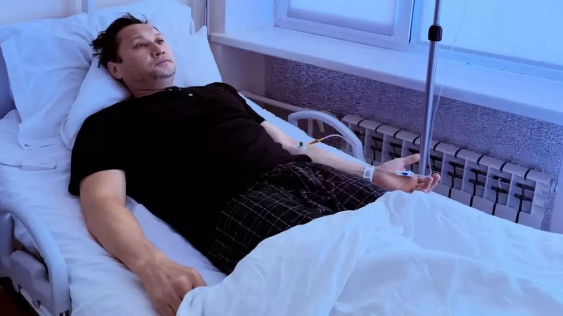 «Түнде дүлей сырқат басталды»: Азамат Сатыбалды шұғыл ота жасатқанын айтты