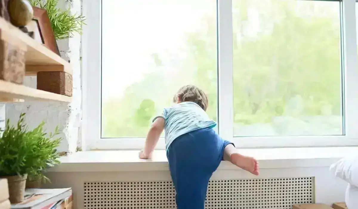 Астанада 6 жастағы бала 13-қабаттан құлап қаза тапты: полиция дабыл қақты