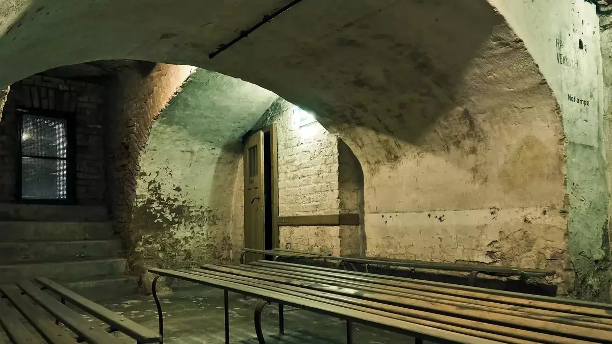 Қазақстанда жертөлелер мен паркингтер апат кезінде бункер болуға жарай ма – Ескі паналау орындары моншаға айналған