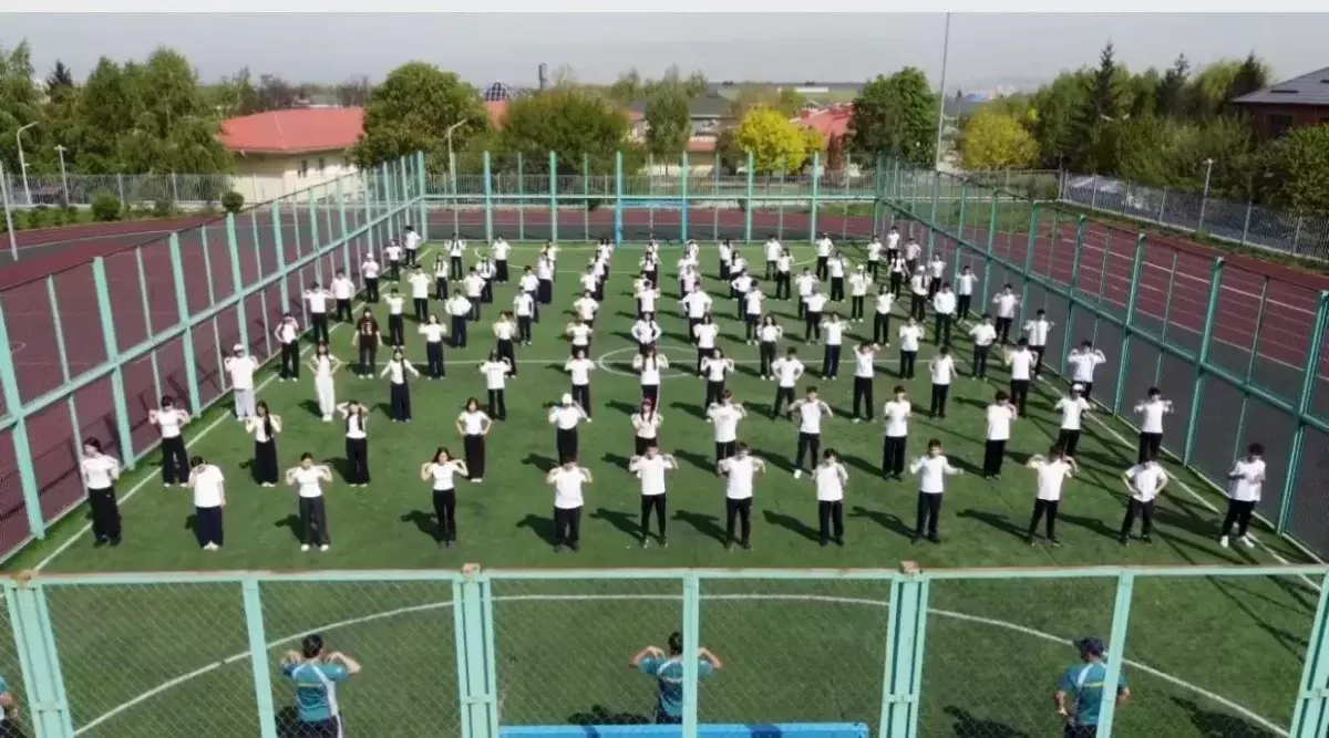 Алматыда 50 мыңнан астам оқушы мен студент бір мезетте таңғы жаттығу жасады