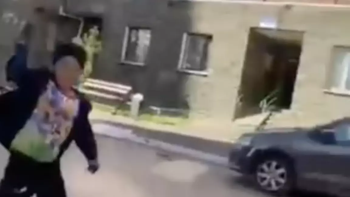 Астанада жеті жастағы бала аулада пышақпен жүгіріп жүрген