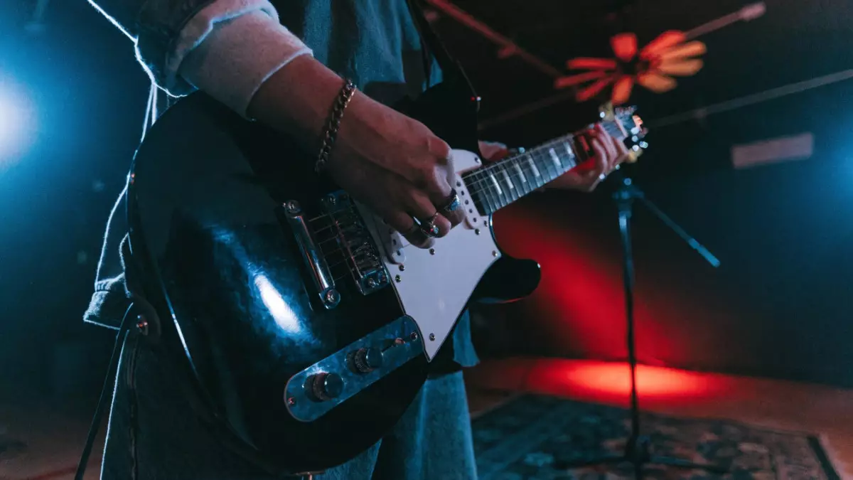 Гитара, TikTok и никакой магии: как преподаватель из Караганды покорил глобальный LIVE