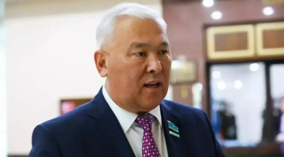 Мұрат Әбенов жүргізуші куәлігін алуды қатаңдату керегін айтты