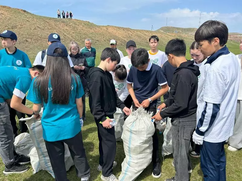 «Таза жағалау»: Қарағанды облысының еріктілері Нұра жағасын тазалап, экологияға көзқарасты өзгертуде