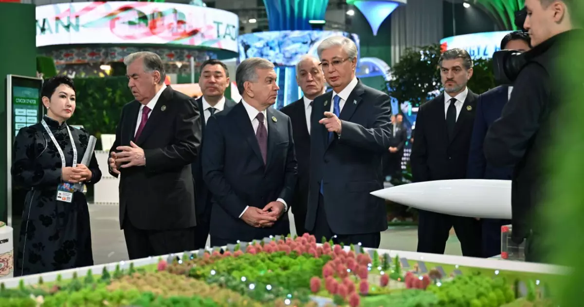  Мемлекет басшылары Өңірлік экологиялық саммиттің көрме павильондарын аралады 
