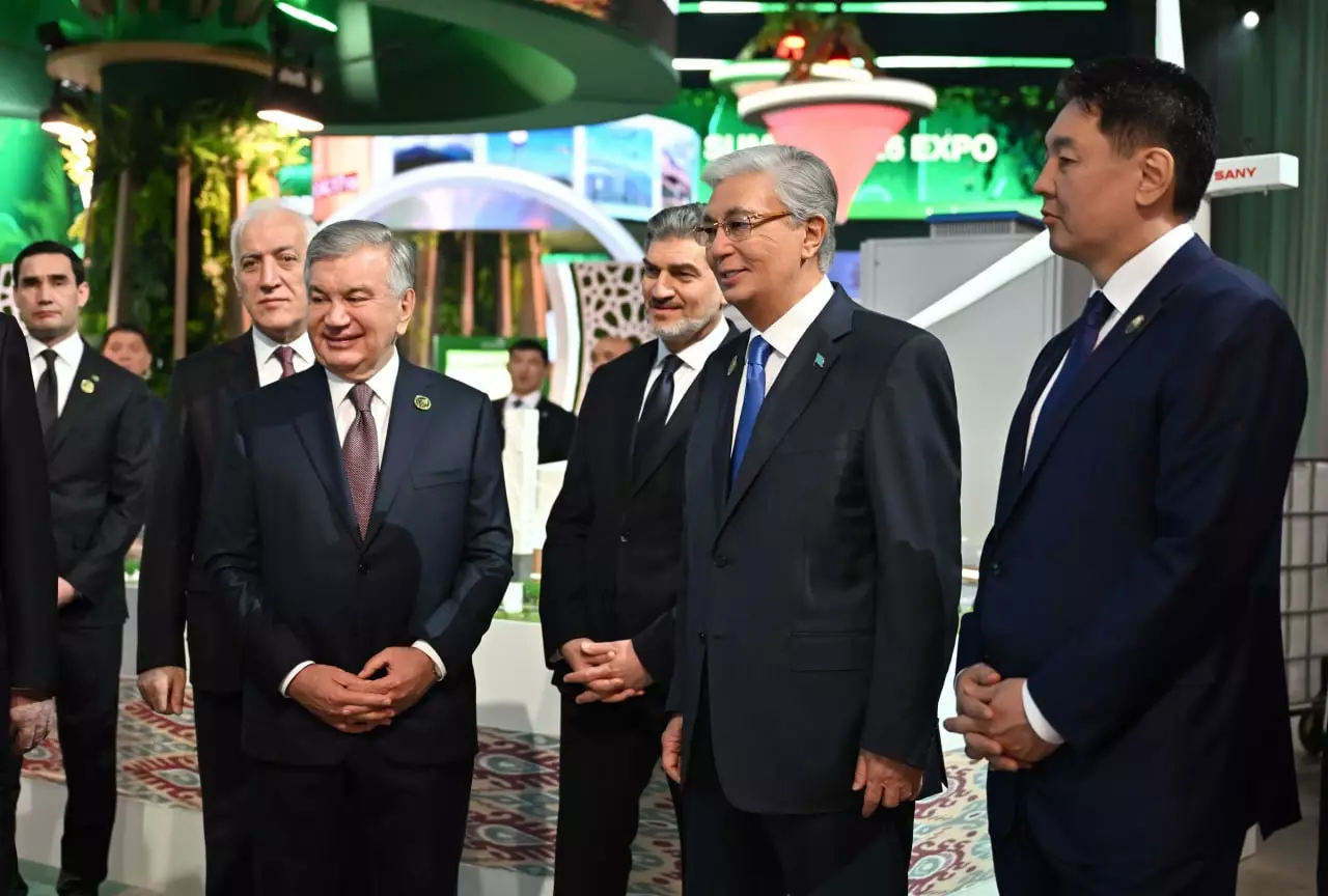 Мемлекеттер басшылары Өңірлік экологиялық саммиттің көрме павильондарын аралады