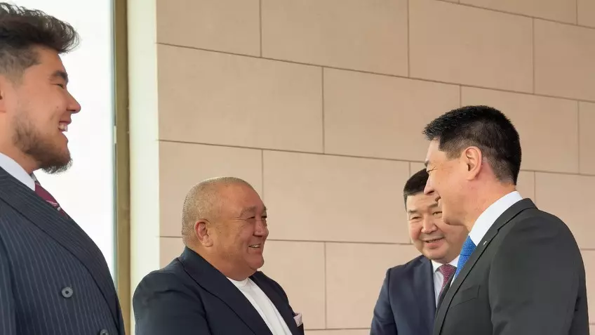 Блогер из Астаны Dragon и его отец встретились с президентом Монголии