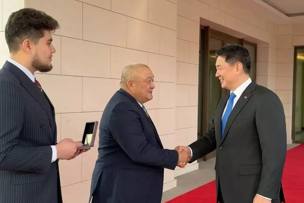 Президент Монголии встретился с казахстанским блогером и его отцом