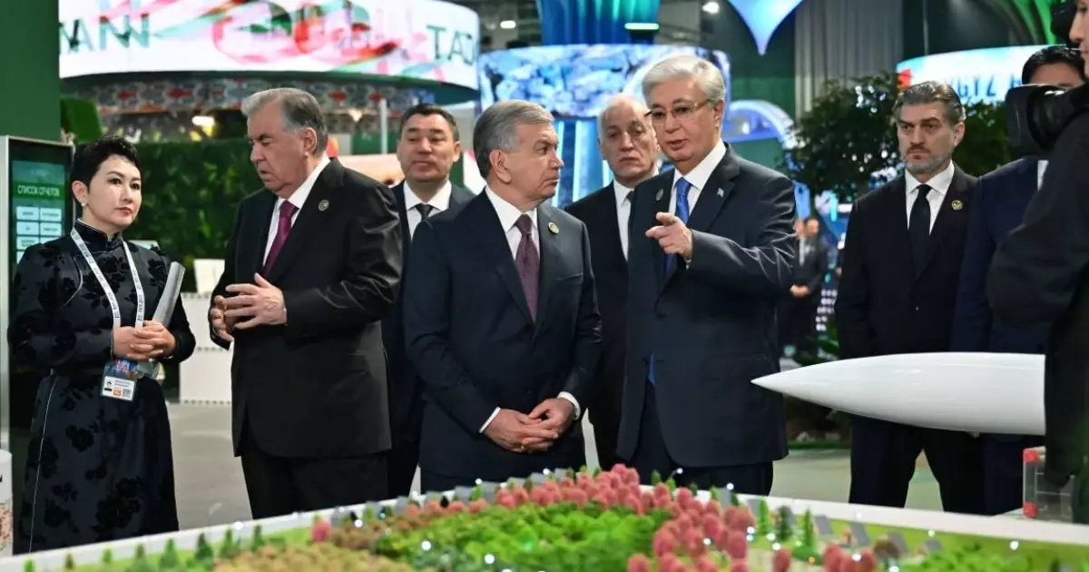 Мемлекеттер басшылары Өңірлік экологиялық саммиттің көрме павильондарын аралады 