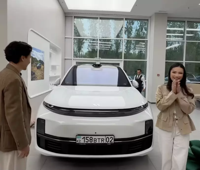 «Бағың бес елі болсын, алтыным!»: Айнұр Тұрсынбаева келініне көлік сыйлады