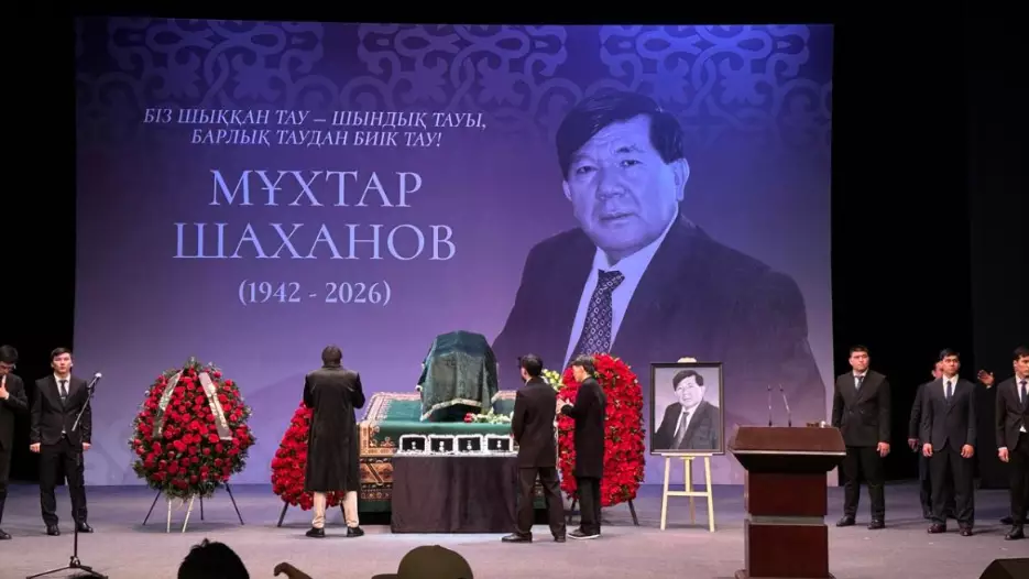 «Әй, мәйіт жатыр ғой, әруақты сыйла»: Шахановтың жаназасындағы жайт көпті шошытты