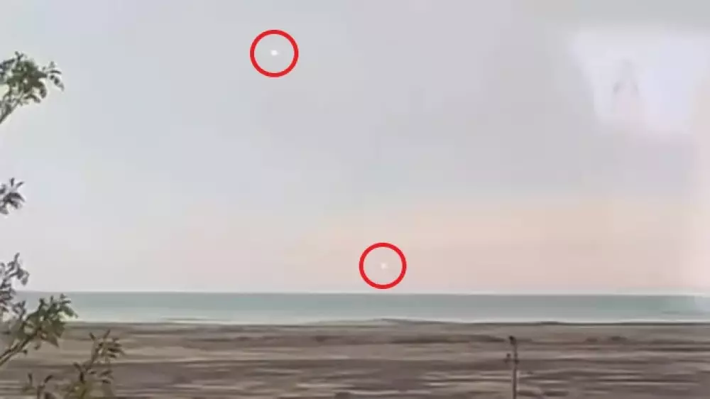 Казахстанцев встревожило видео с падением объектов в Каспийское море