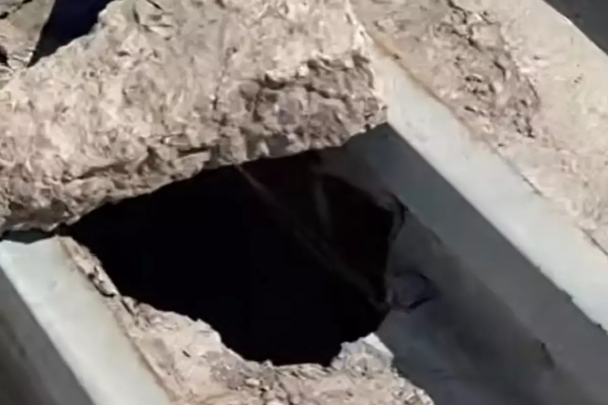 На центральном мосту в Атырау провалилась лестница