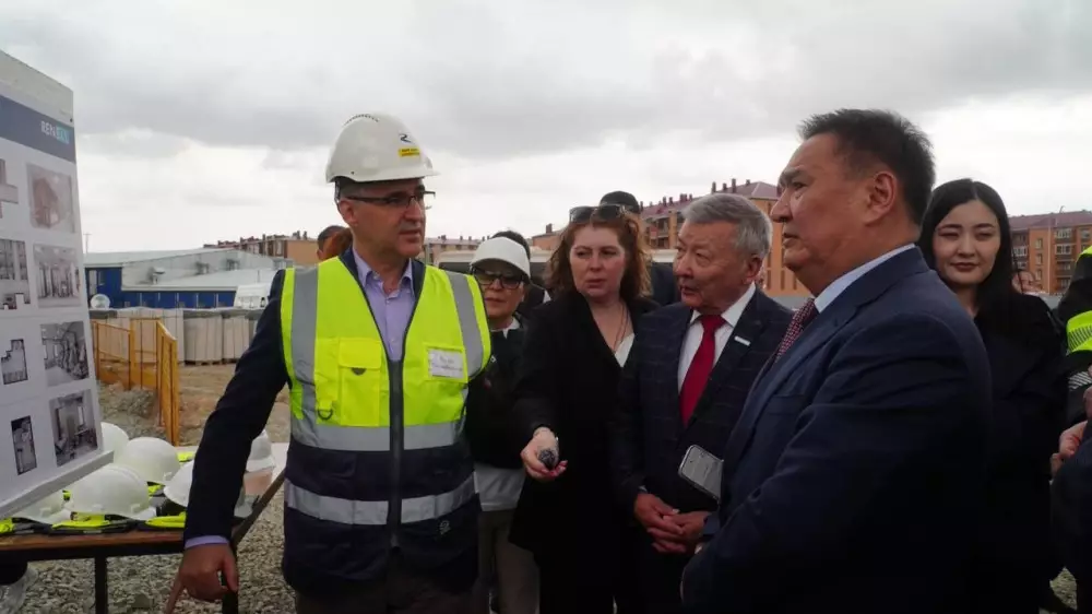 В Кокшетау строят центр инклюзивного спорта и больницу: ход работ проверил аким