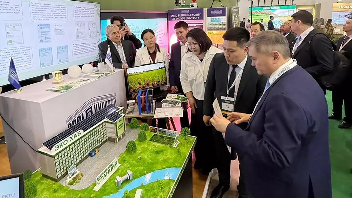 Абай университетінің ғылыми жобалары халықаралық саммит көрмесіне қойылды