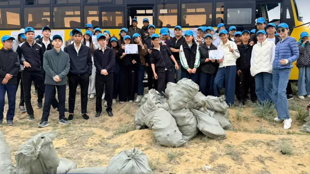 Школьники и волонтёры очистили берега Сырдарьи от мусора