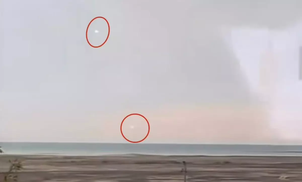 Каспий теңізіне құлаған зымыранға ұқсас нысандардың видеосы қазақстандықтарды шошытты