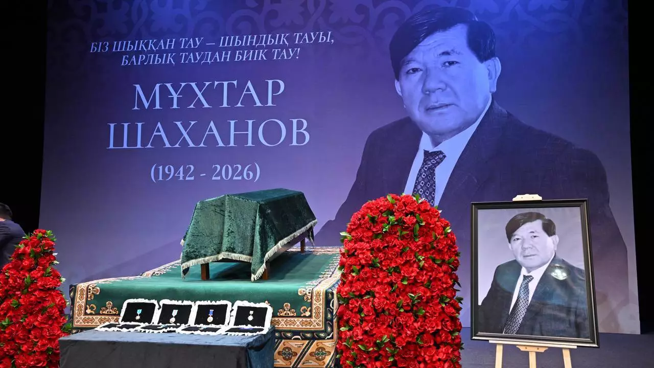 “Әй, мәйіт жатыр ғой. Әруақты сыйласаң нетті?!”: Журналист Шахановтың жаназасындағы жайтты сынады