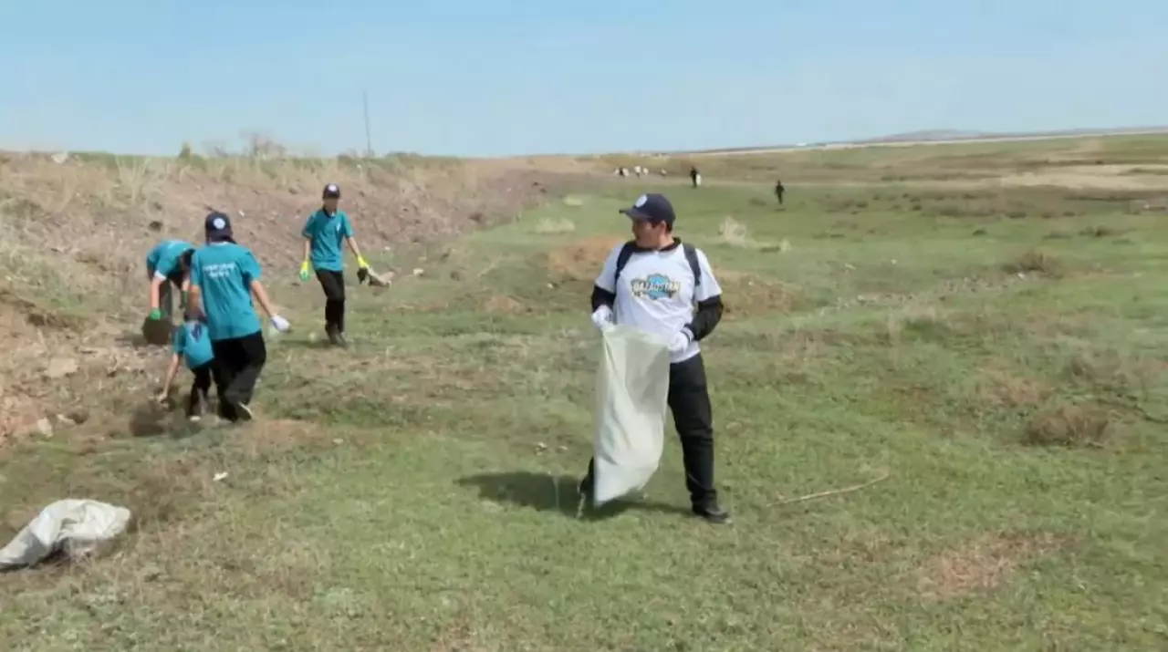 Волонтеры очистили берег Нуры в Карагандинской области