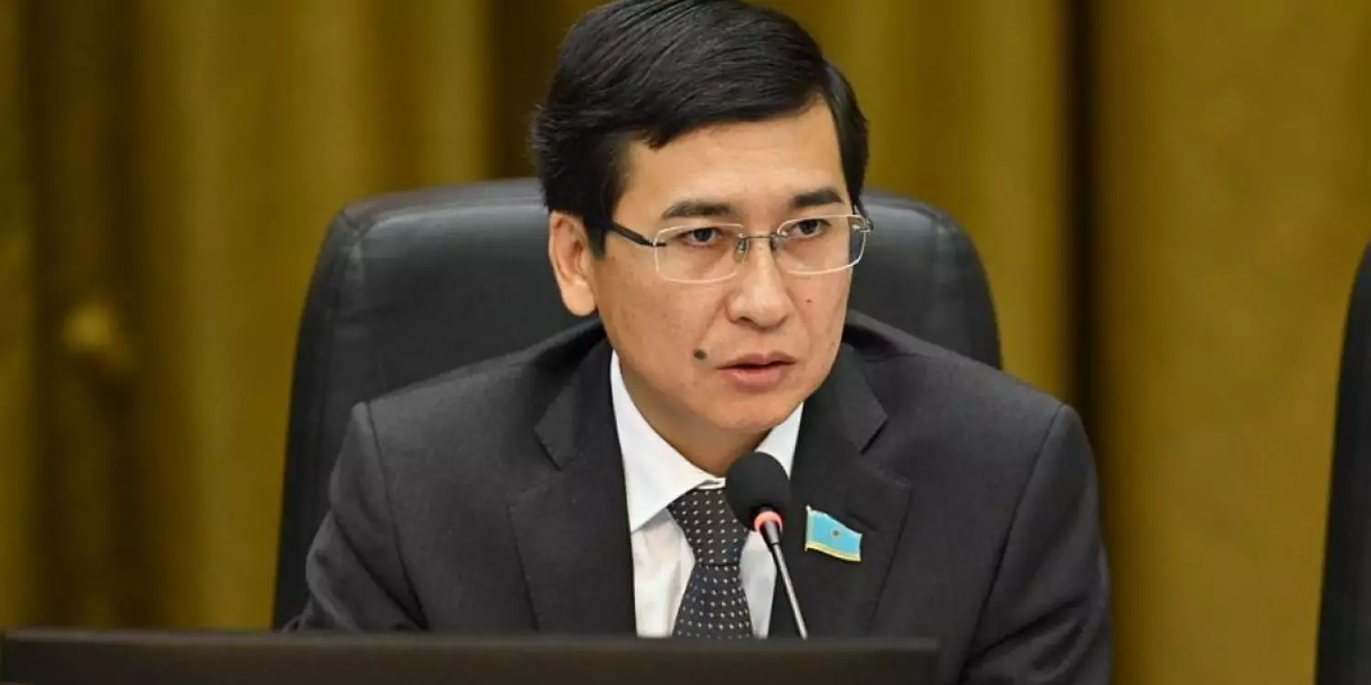 «Әңгіме 4 млн баланың болашағы туралы»: Аймағамбетов мектептерді аудан әкімдеріне беруге қарсы шықты