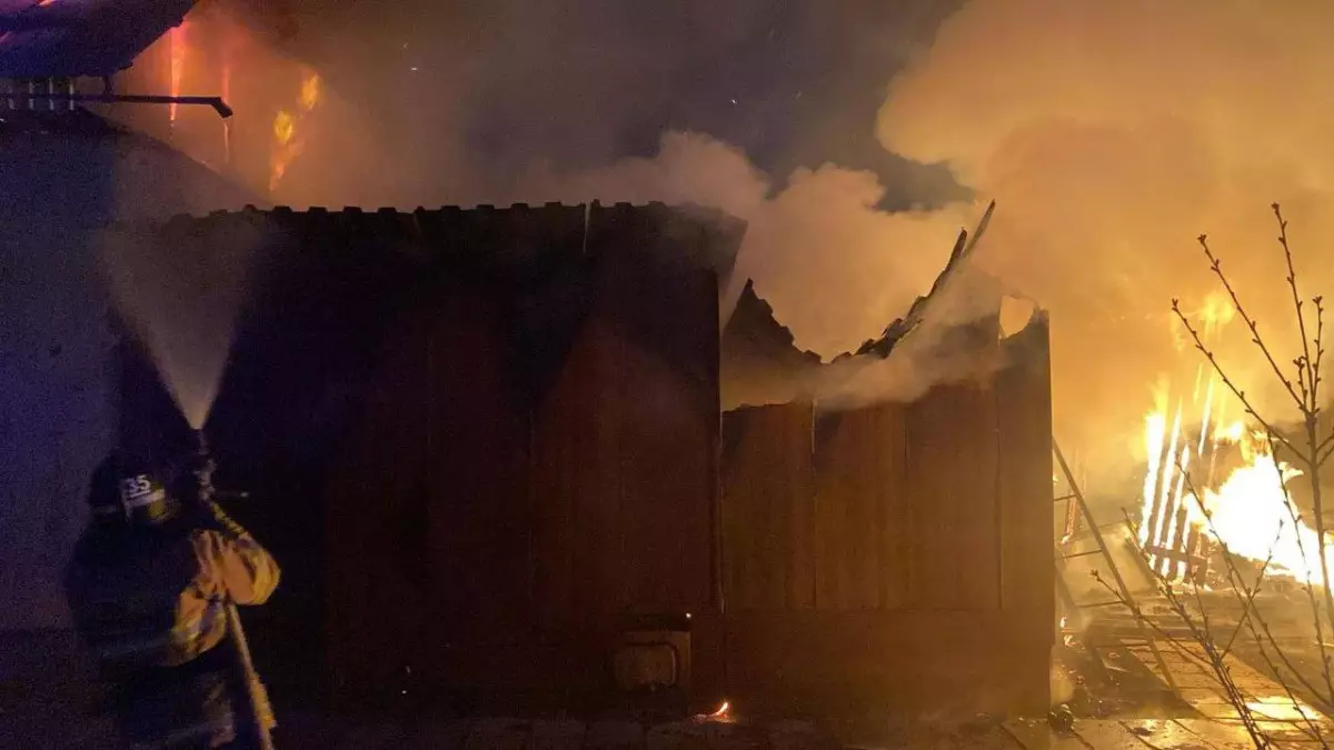 Хозпостройка загорелась на территории частного дома в Косшы