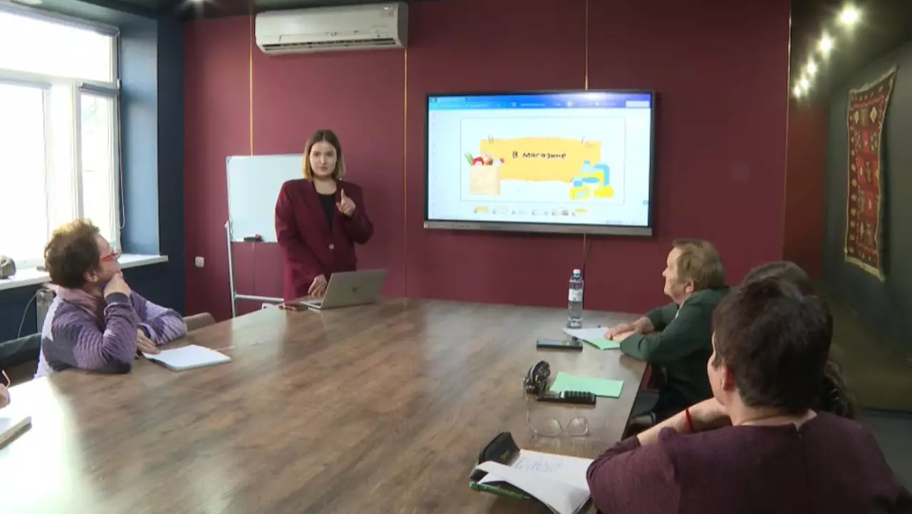 Ақтөбе облысында шешен қызы қазақ тілін үйретіп жүр