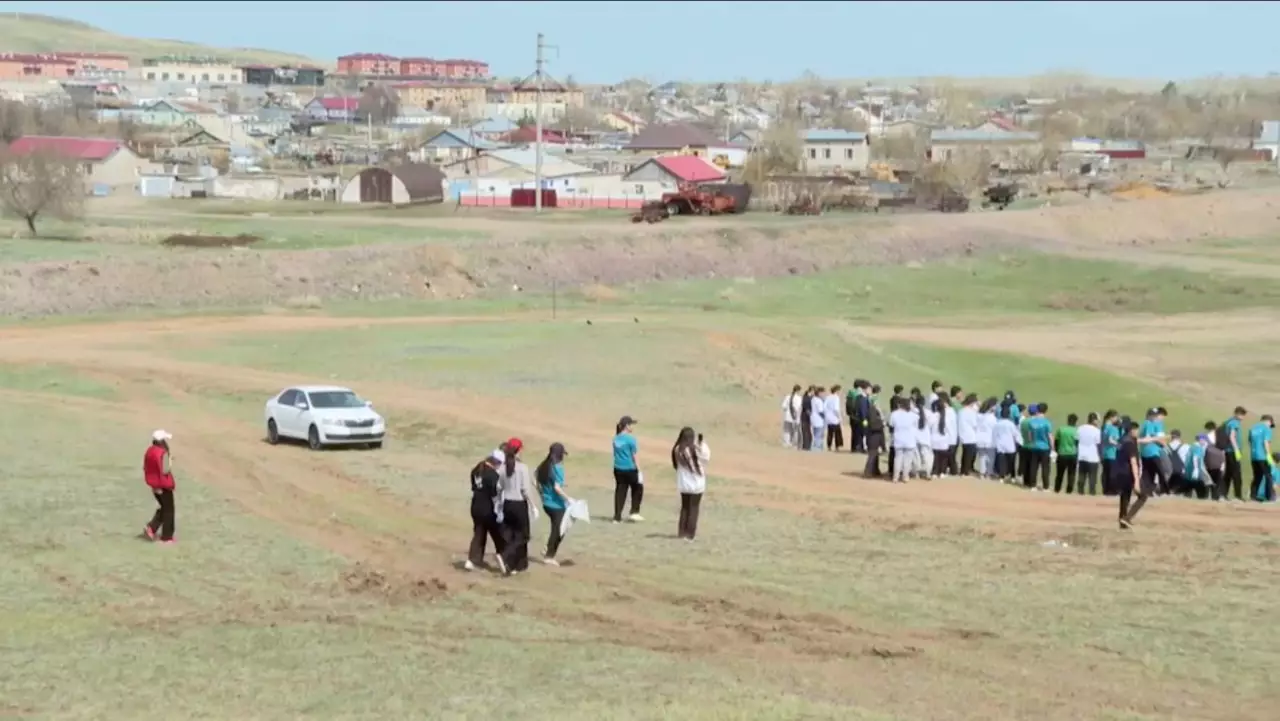 Қарағанды облысында еріктілер Нұра өзенінің жағасын тазалады