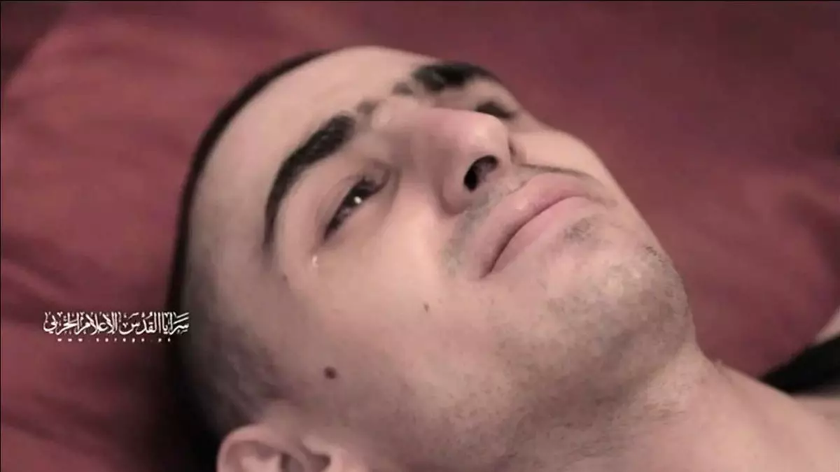 Освобожденный заложник Ром Браславски рассказал о жестоком обращении и голоде за 738 дней в плену в Газе.