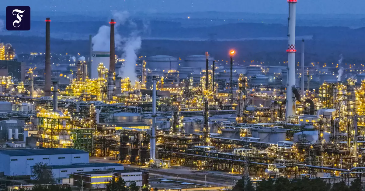 Москва регулирует нефтяные поставки для Берлина через Казахстан.