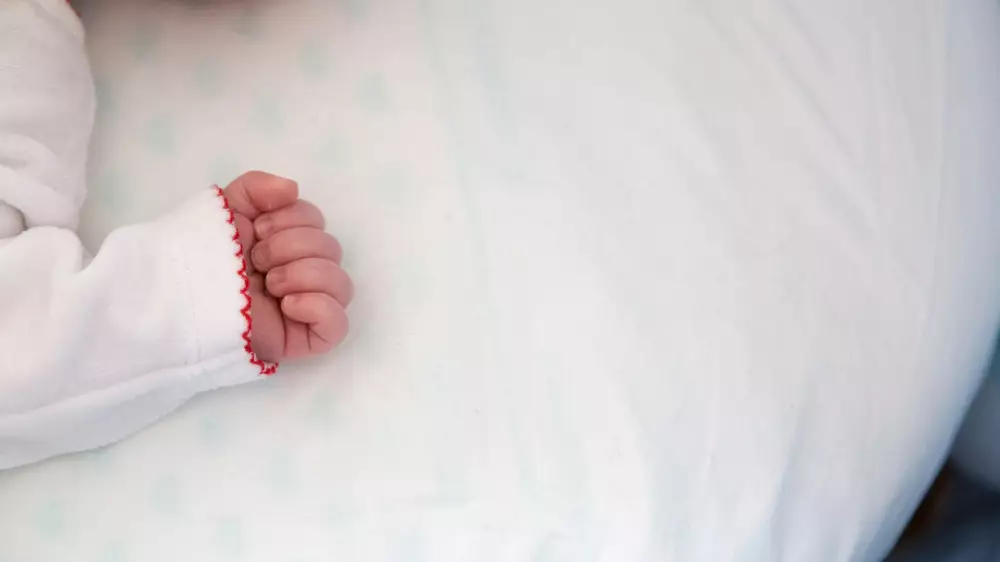 Врачи в Актобе провели уникальную операцию новорождённой девочке