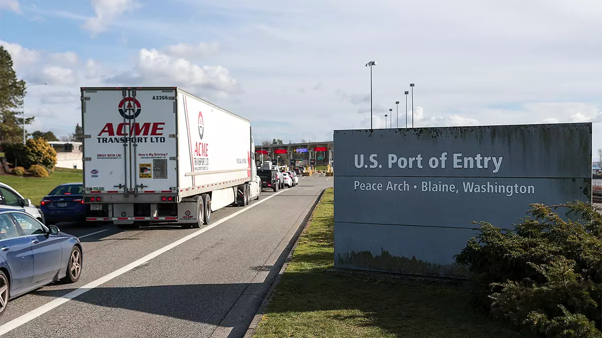 Ребёнок воссоединился с матерью после того, как его трансгендерный отец и его партнёрша якобы похитили его за границу из-за опасений по поводу операции по смене пола, сообщают федеральные власти.