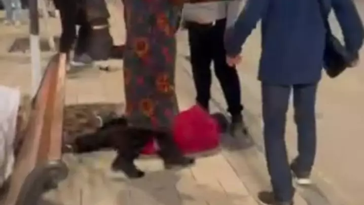 Астанада вокзал маңында үй-күйсіз адамға топ болып шабуыл жасалды