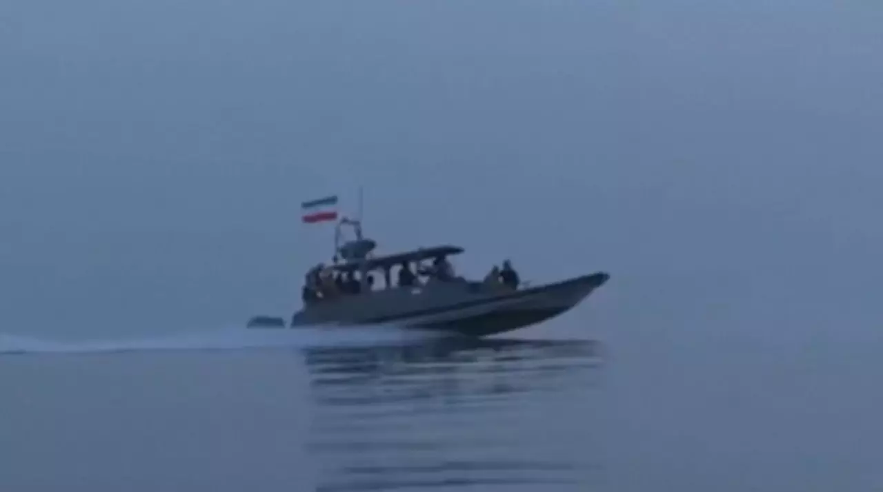 Иран Ормуз бұғазында екі кемені басып алды