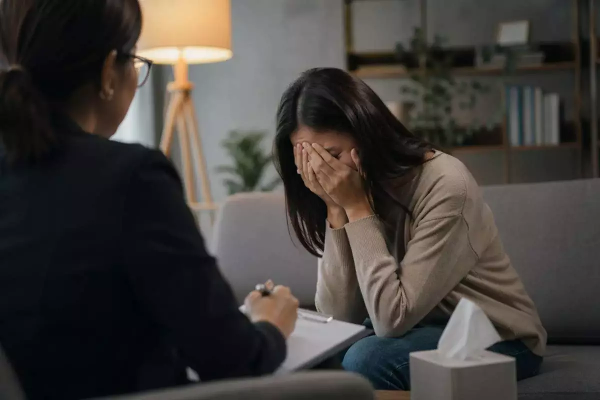 "Әкеңіз сізге керек болмаған соң, қайтыс болды": Қазақстандықтар психологтардан қалай зардап шеккендерін айтты