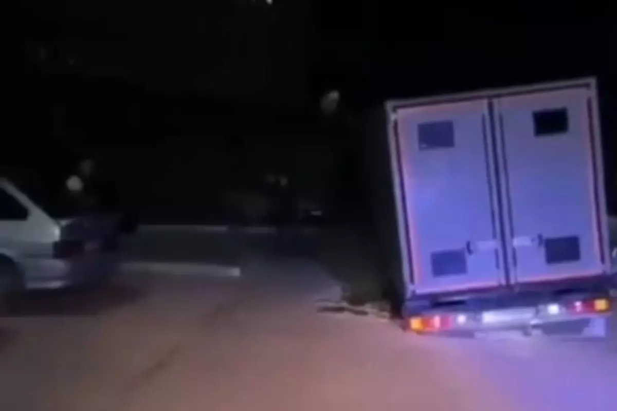 «Жөнделді» деген жол қайта жұтып жатыр: Көкшетауда көлік шұңқырға кіріп кетті