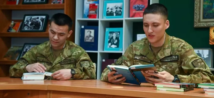 Әскердегі жаңа талап: сарбаздар жылына кемінде қанша кітап оқуы тиіс