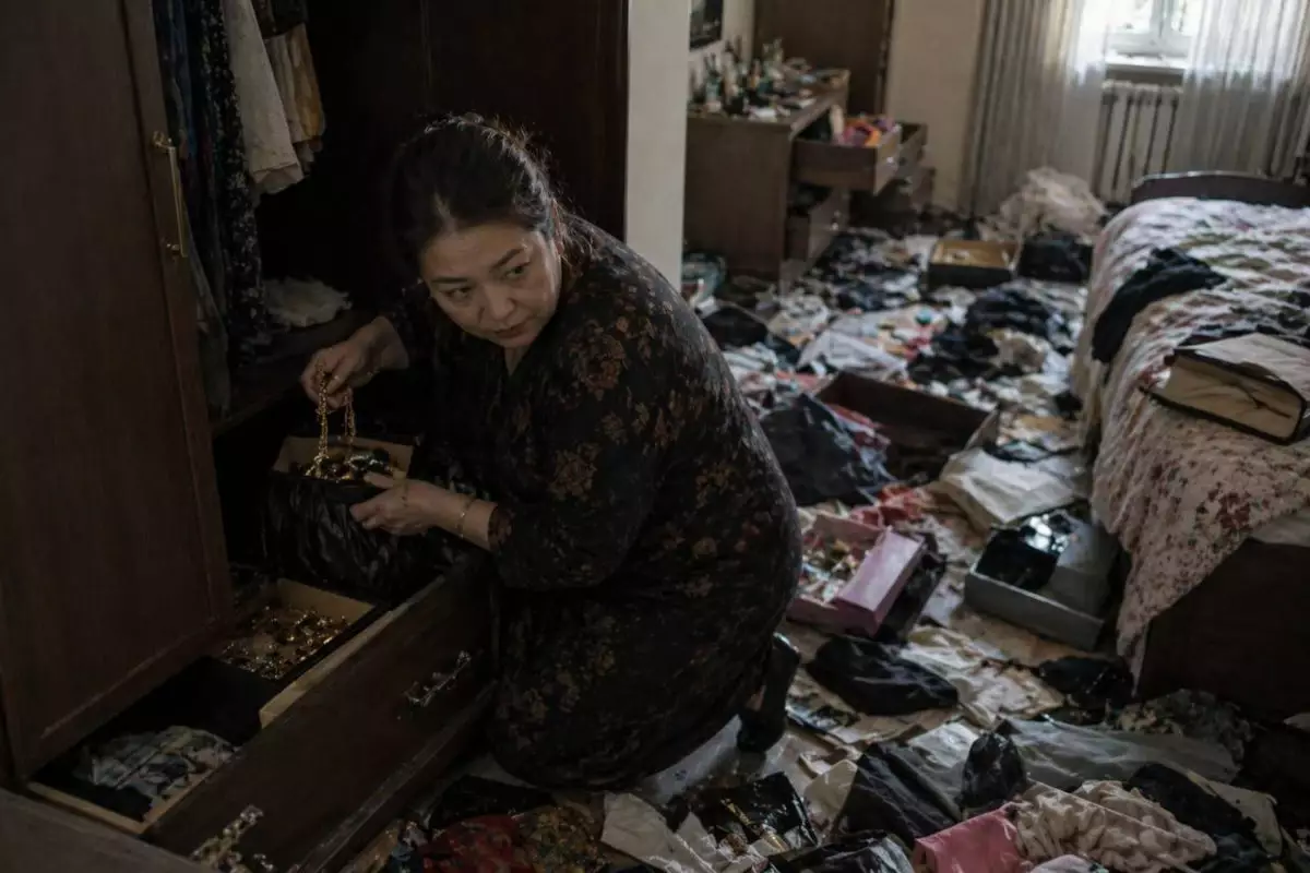 "Келінінің алтындарын жасырып, өзін скотчпен байлаған": Таразда әйел үйінде "тонау болды" деп жалған ақпарат таратқаны үшін сотталды