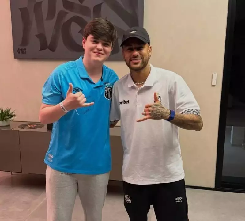 Қазақ киберспортшысы Неймармен кездесті: суретте Месси де бар