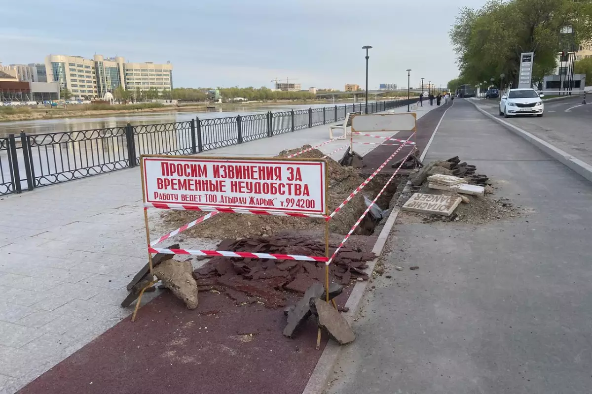 На набережной в Атырау объяснили вскрытие брусчатки аварией