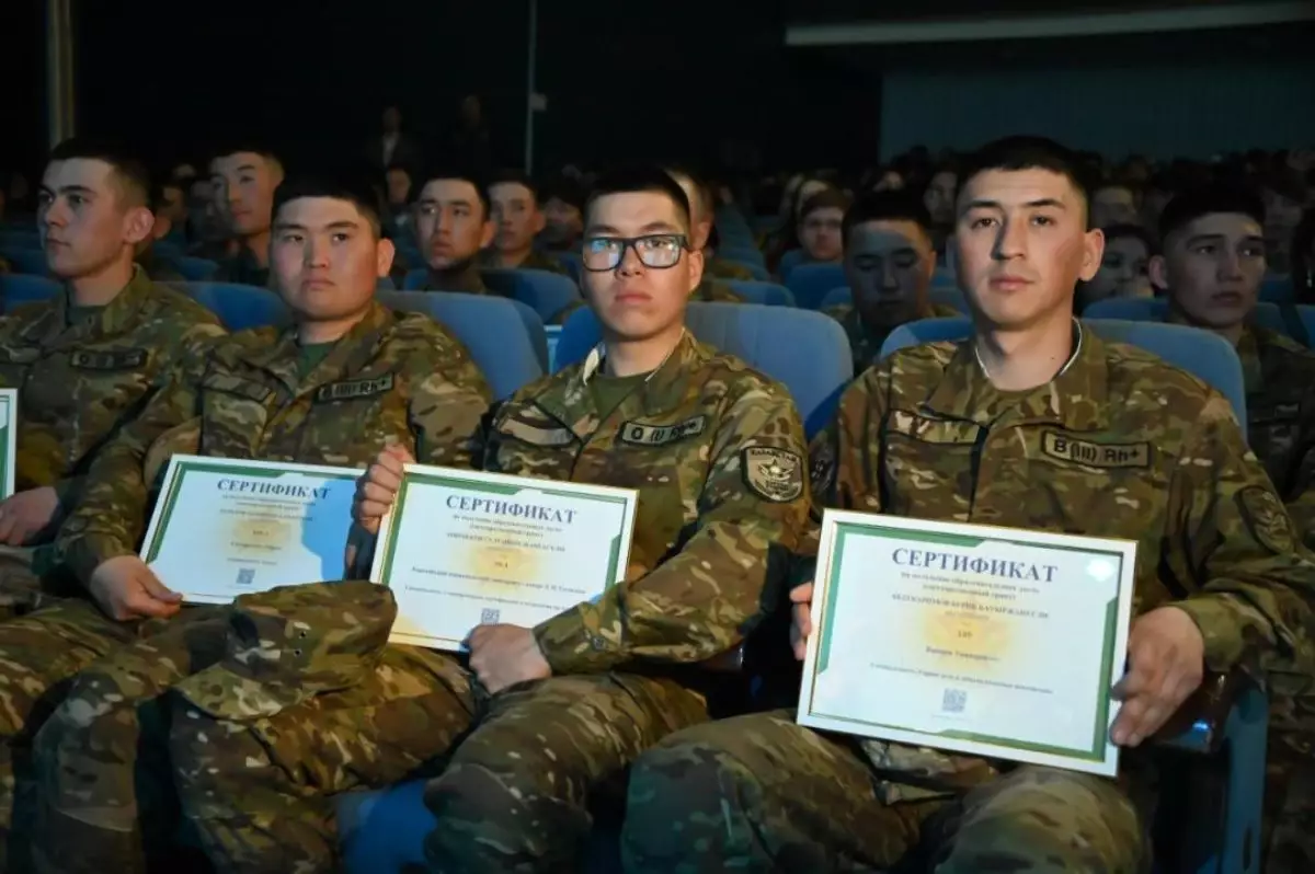 "ҰБТ тапсырмай-ақ тегін оқу мен шәкіртақы": Әскерде борышын өтеген қазақстандық үздік сарбаздар жоғары оқу орнына грант алды