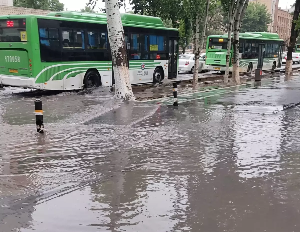 Шымкент превратился в бушующее море после сильного дождя