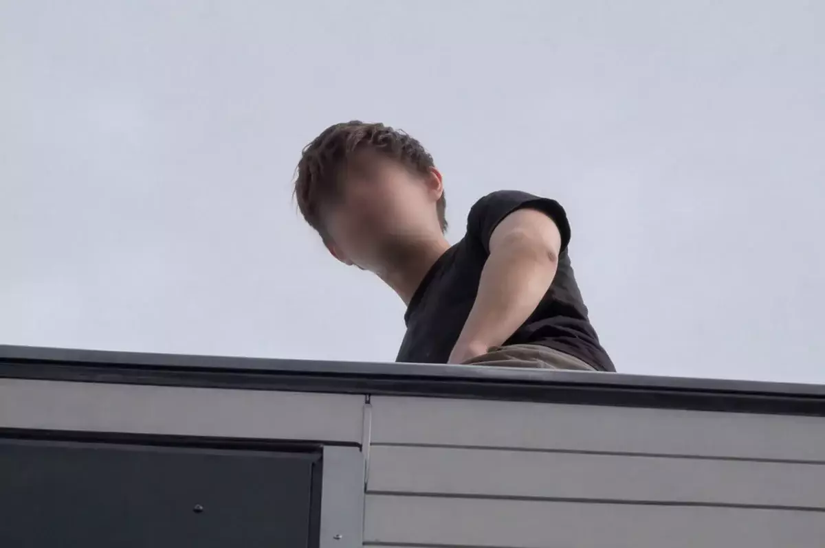 Вместо смерти – 10 суток ареста: в Астане парня наказали за попытку суицида на крыше ЖК