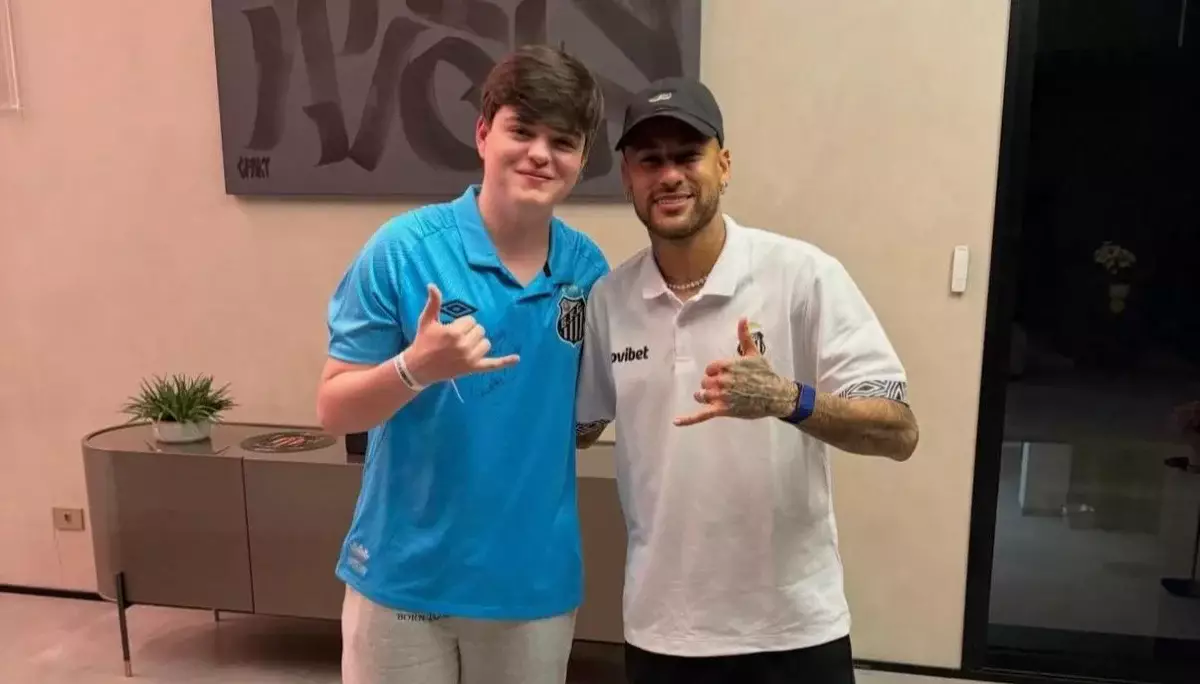 Казахстанский киберспортсмен Molodoy встретился с футболистом Неймаром