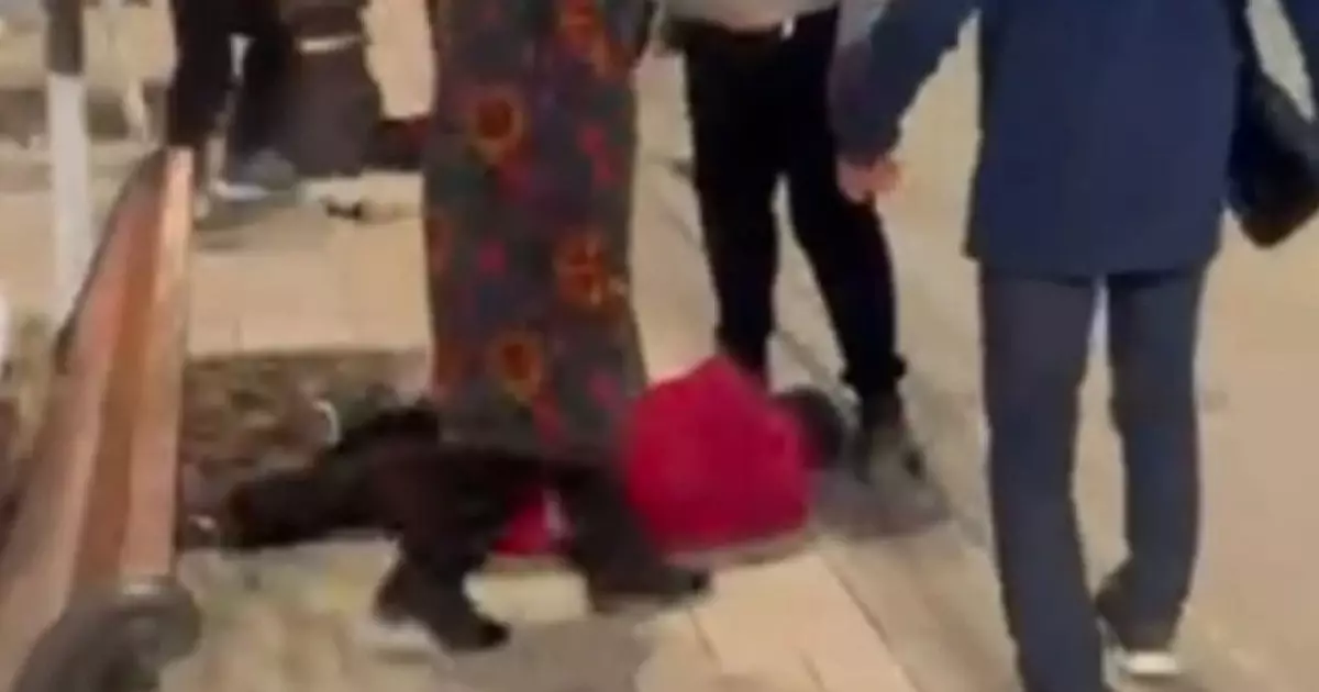  Астана вокзалында үй-күйсіз адамды топ болып соққыға жыққандар ұсталды 