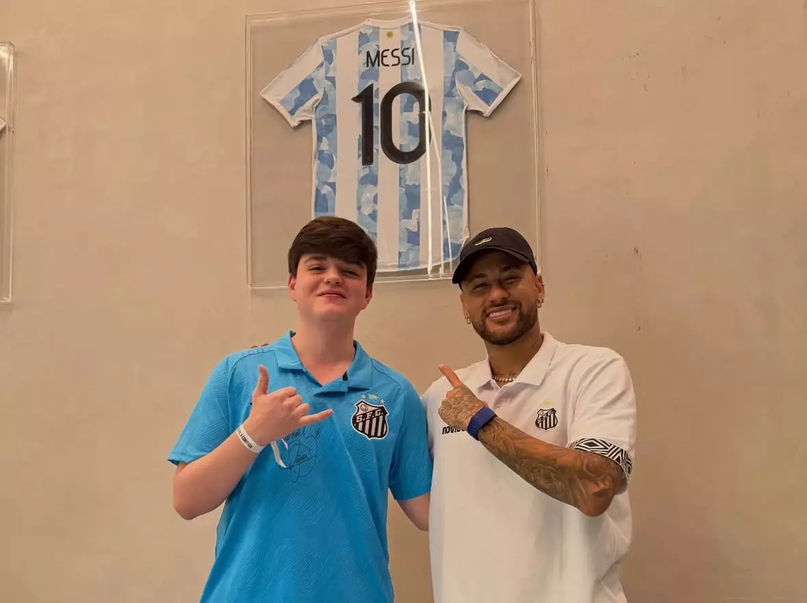 Неймар қазақстандық киберспортшы Данил Голубенкомен кездесті