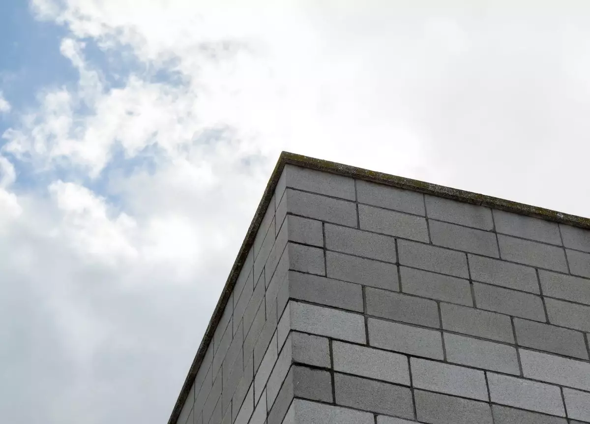 Астанада сүйіктісімен жанжалдасқан ер адам мас күйде тұрғын үй шатырына шығып жұртты шошытқан