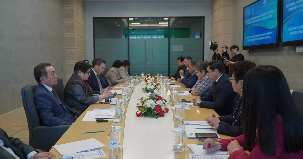  Елордада Қазақстандағы президенттік институттың дамуына арналған дөңгелек үстел өтті 