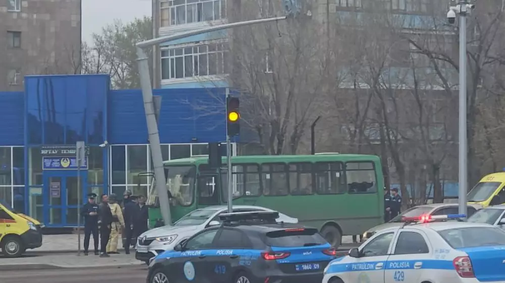 Автобус с пассажирами въехал в столб в Карагандинской области - есть пострадавшие