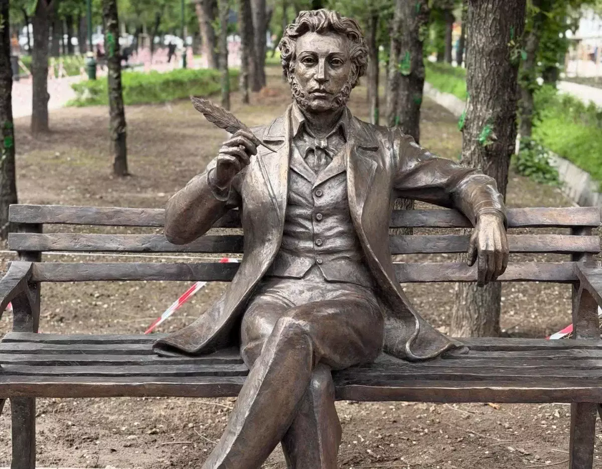 «Зачем он нужен?»: новый памятник Пушкину в Алматы спровоцировал жаркие споры в сети