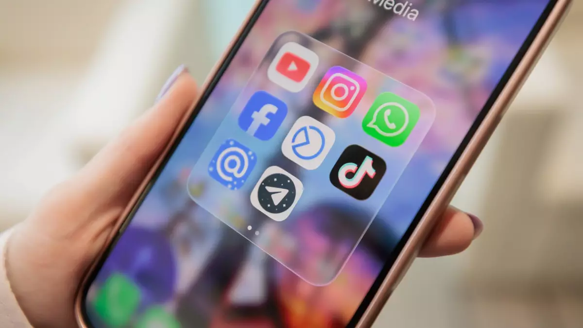 WhatsApp тестирует новую  ИИ-функцию: что получится